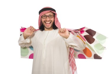 Arap adam alışveriş torbaları üzerinde beyaz ile