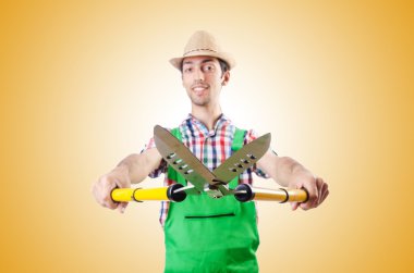 Adam bahçıvan makası ile