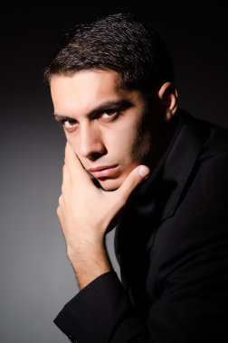 Karanlık Studio genç işadamı