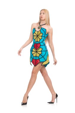 Parlak straplez elbiseli kadın, beyaz tenli.