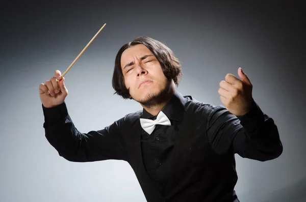 Grappige dirigent in muzikaal concept — Stockfoto