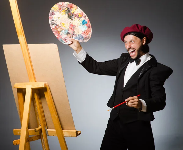 Artista engraçado trabalhando no estúdio — Fotografia de Stock