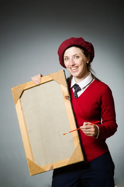 Lustiger Künstler arbeitet im Atelier — Stockfoto