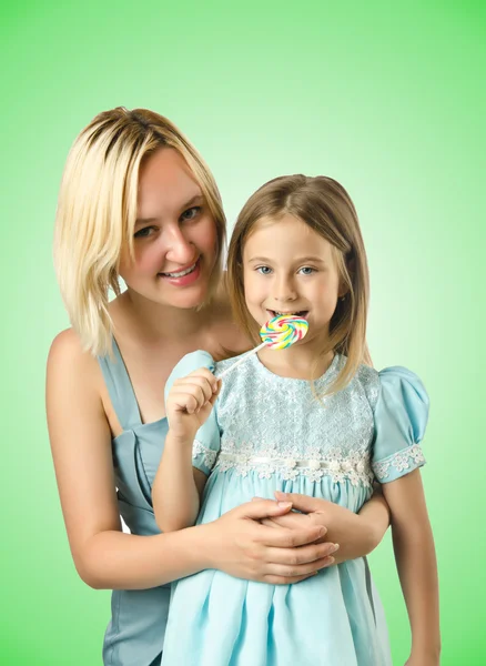 Mère avec fille isolée sur vert — Photo