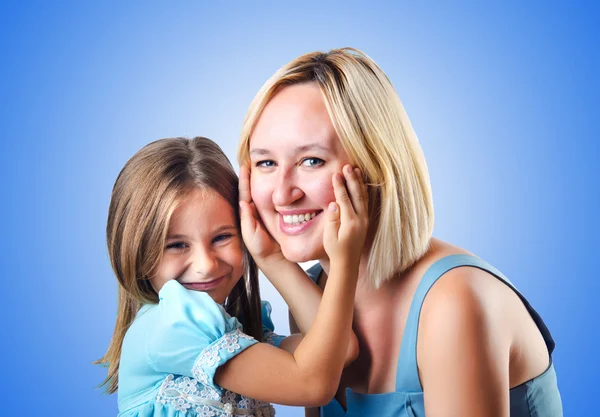 Mãe feliz e filha no azul — Fotografia de Stock