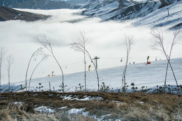 在 Shahdag 山滑雪度假村滑雪升降机 — 图库照片