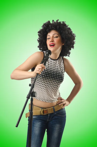 Mujer con corte de pelo afro en verde — Foto de Stock