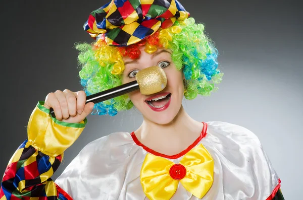 Clown med mikrofon i roligt koncept — Stockfoto