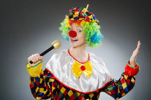 Clown met mic in grappige concept — Stockfoto