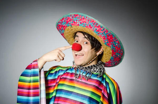 Hombre en poncho mexicano vívido contra gris — Foto de Stock