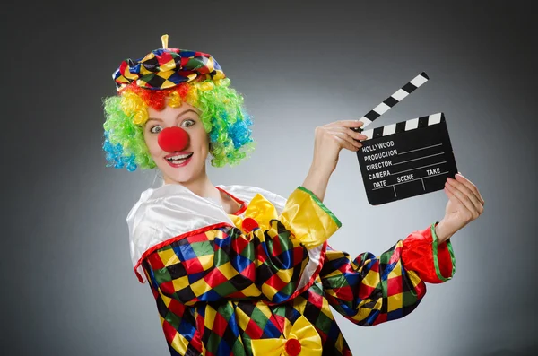 Clown med filmen kläpp i roligt koncept — Stockfoto