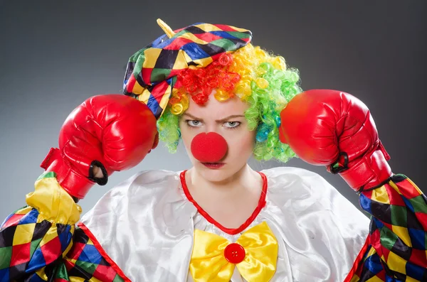 Rolig clown med boxningshandskar — Stockfoto