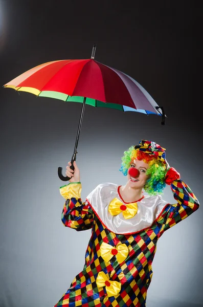 Clown avec parapluie dans le concept drôle — Photo