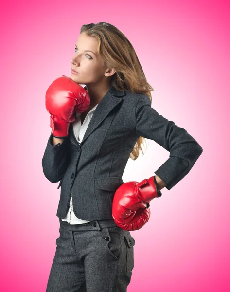 Jovem empresária no conceito de boxe — Fotografia de Stock