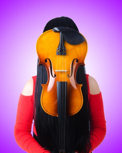 Jeune fille avec violon — Photo