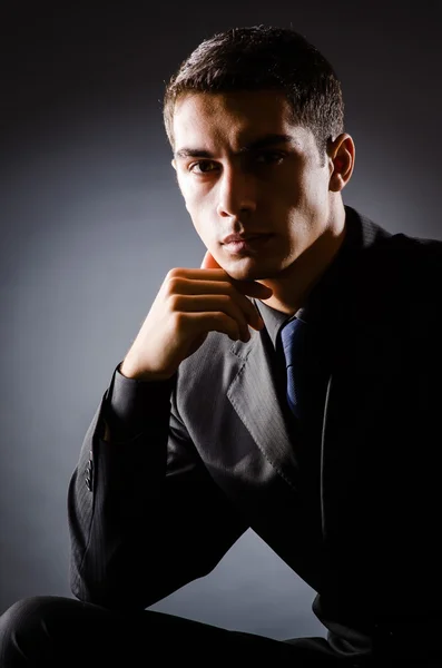 Joven hombre elegante contra gris — Foto de Stock