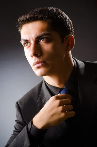 Joven hombre elegante contra gris —  Fotos de Stock