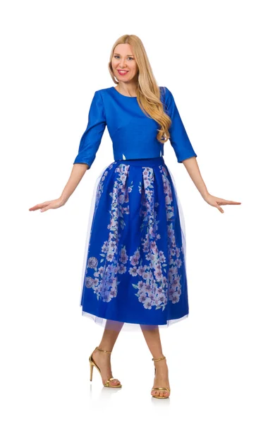 Frau in blauem Kleid mit Blumenprints auf weißem Grund — Stockfoto