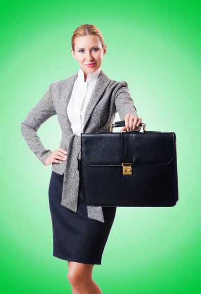 Aantrekkelijke zakenvrouw geïsoleerd op groen — Stockfoto