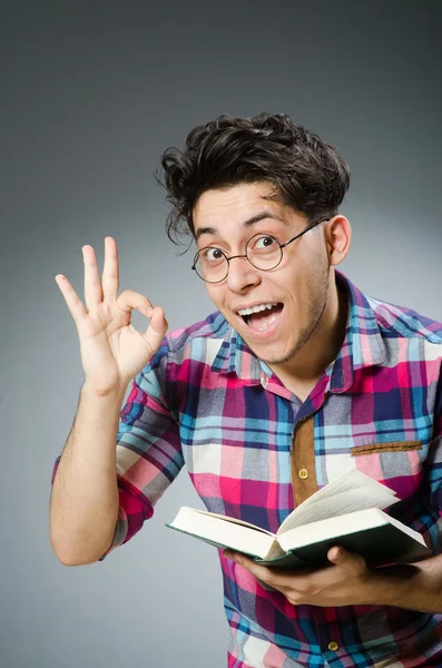 Étudiant drôle avec livre — Photo