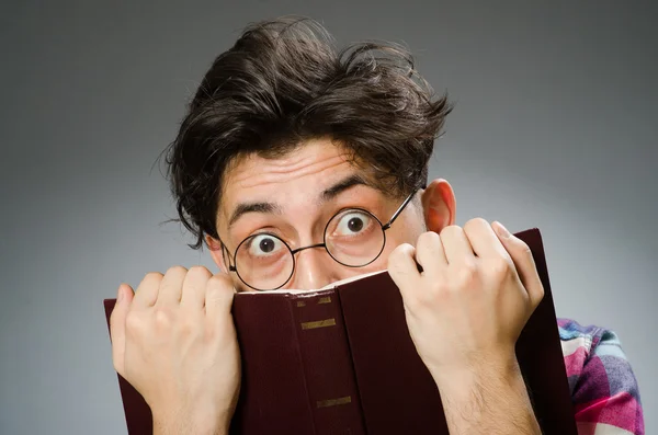 Estudante engraçado com livro — Fotografia de Stock