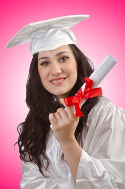 Pembe bir arka plan üzerinde mutlu mezunu