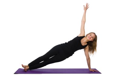 Beyazlar üzerinde egzersiz yapan kadın.