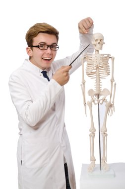 İskeleti beyaz olan komik doktor.