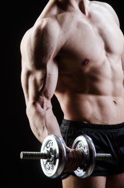 Dumbbell ile kas yırtık vücut geliştirmeci