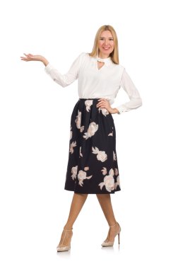 Siyah etekli, beyaz çiçekli güzel bir kız.