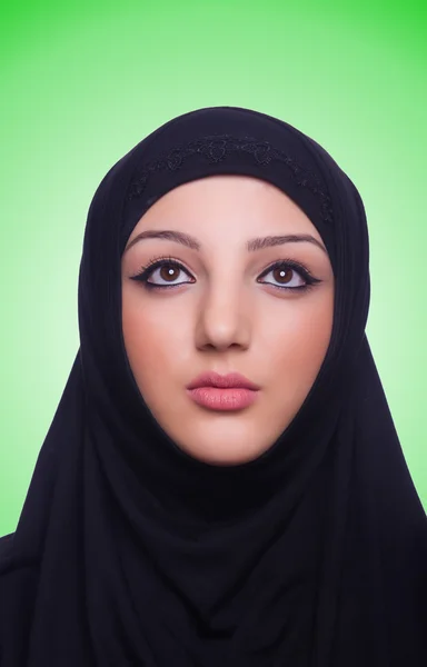 Muslimská mladá žena nosí hidžáb — Stock fotografie