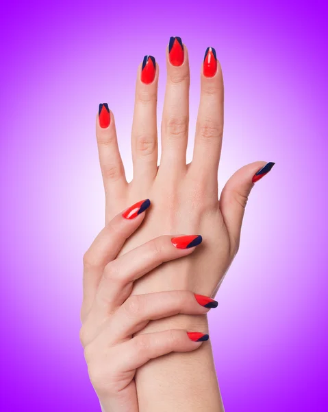 Nail art concept med händer — Stockfoto