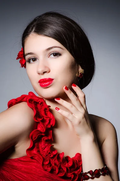 Retrato de mulher contra fundo escuro — Fotografia de Stock