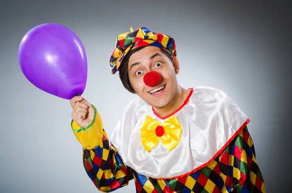 Lustiger Clown im komischen Konzept — Stockfoto