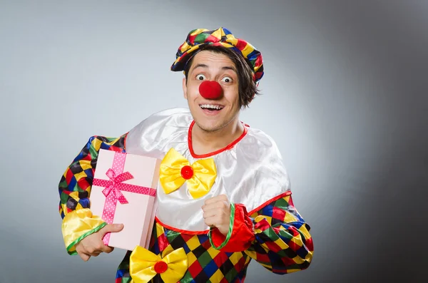 Clown med presentask i roligt koncept — Stockfoto