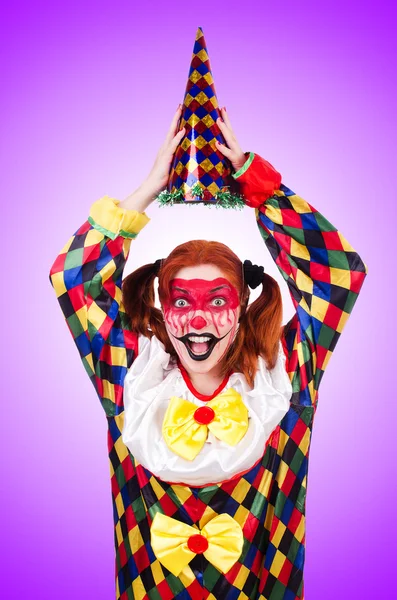 Klaun v kostýmu izolované na fialová — Stock fotografie