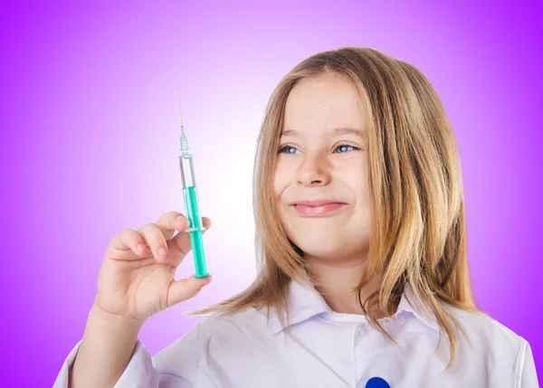 Médico pequeño con jeringa — Foto de Stock