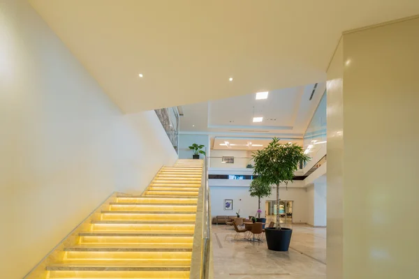 Případ schodiště v interiéru moderní hotel — Stock fotografie