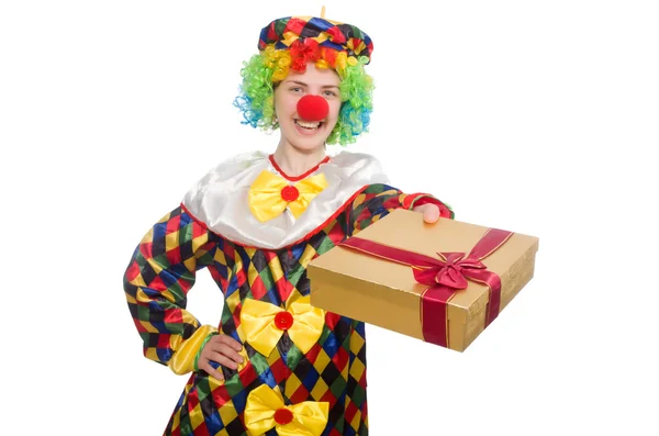 Клоун з подарунковою коробкою ізольовані на білому — стокове фото