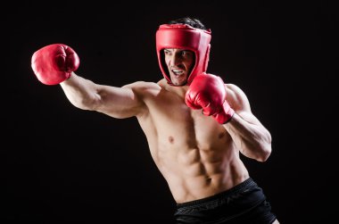 Boks konseptinde kaslı bir adam