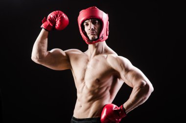 Boks konseptinde kaslı bir adam