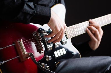 Konser sırasında gitarlı adam