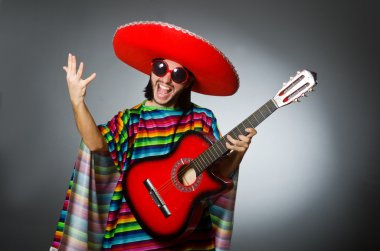 Karanlık Studio'da Sombrero giyen adam