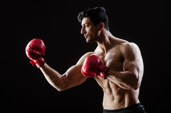 Uomo muscolare nel concetto di pugilato — Foto Stock