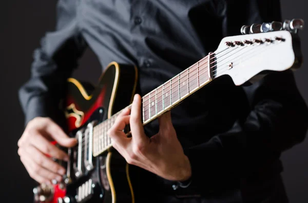 Mann med gitar under konsert – stockfoto