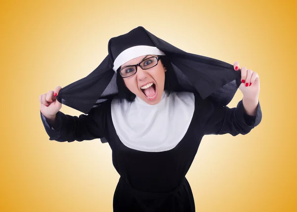 Смешная монахиня, изолированная на желтом — стоковое фото