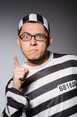 Gri karşı genç mahkum