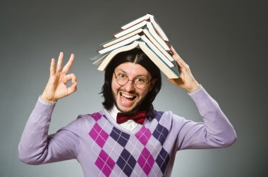 kitap ile genç bir öğrenci