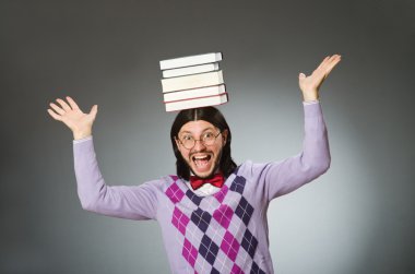 kitap ile genç bir öğrenci
