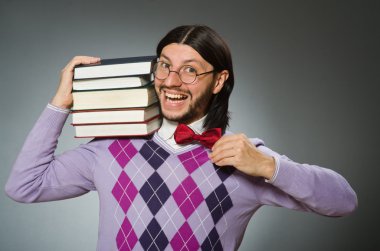 kitap ile genç bir öğrenci